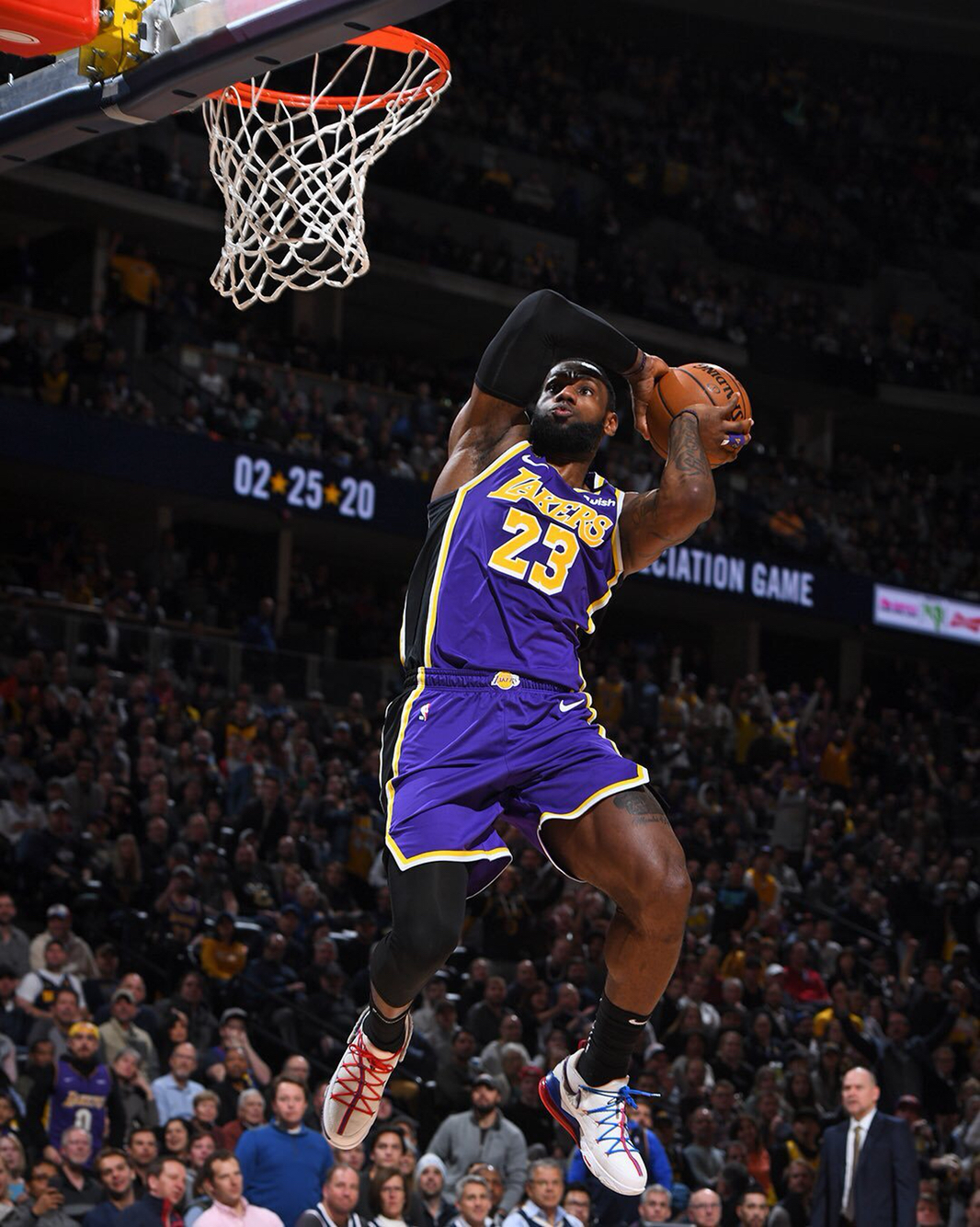 排球王莱昂+科门达+萨萨克 三巨头续约 冲击波超新赛季（球王莱昂携科门达、萨萨克续约，冲击波三大核心剑指新赛季）