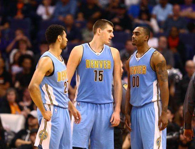 湖人浓眉哥篮下统治球队获胜（浓眉内线碾压助湖人告捷）