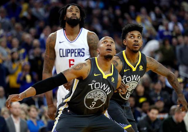 皇马0-2负塞尔塔赛后球员围攻裁判，一分钟内五黄一红（皇马0-2不敌塞尔塔，终场后球员围堵裁判，60秒内五黄一红）