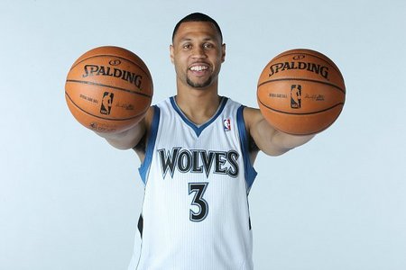 TA：利马传球出色&充满侵略性，他的回归可以丰富曼联打法（TA：利马传球出众且侵略性十足，复出将丰富曼联的战术选择）