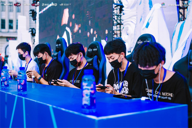 申花在快攻 申花在快攻